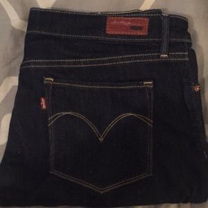 Dark wash, Demi curve Levi’s skinny jean